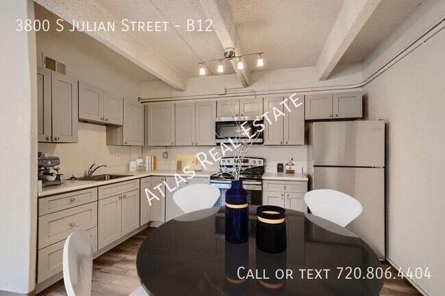 Building Photo - Spacious and Renovated - 2bed/1bath - Minu...