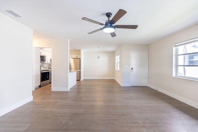 Building Photo - 114 S Lakeside Dr