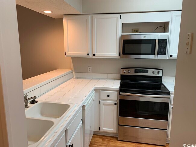 Building Photo - 1830 Fairway Ridge Dr