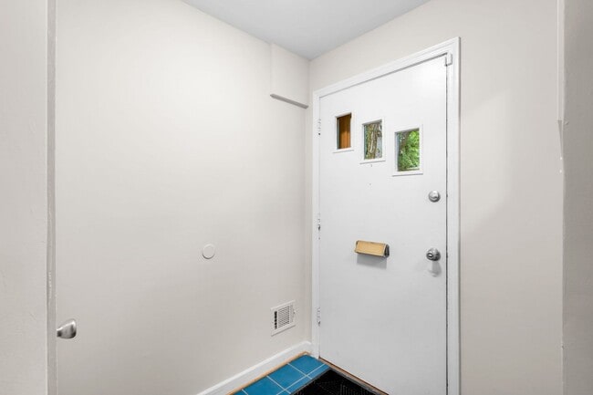 Building Photo - 3 Bed 2 Bath - Takoma Park Split Level - 1...
