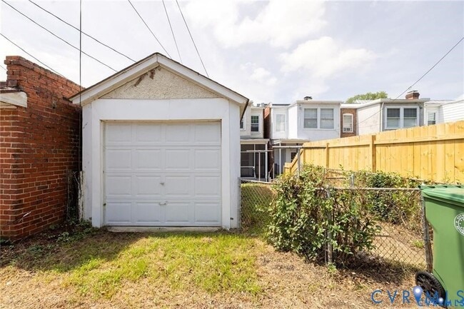 Building Photo - 2302 Maplewood Ave