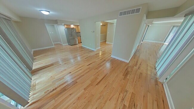 Foto del edificio - "Spacious 4-Bedroom Gem with 3 Full Baths ...