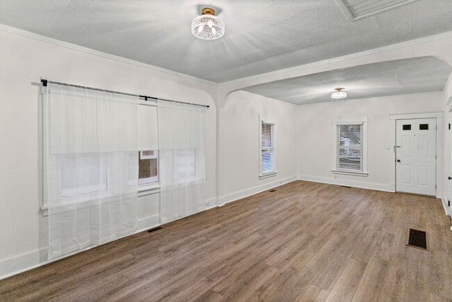 Building Photo - 204 Hale Ave