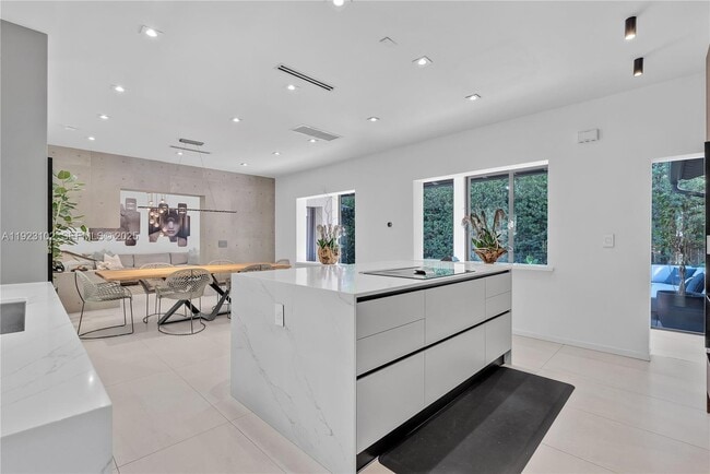 Foto del edificio - 725 W 49th St