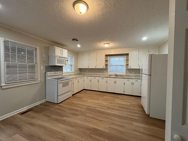 Building Photo - Under the cherry blossom tree, one did see, the cutest house on Sandra ever to be!