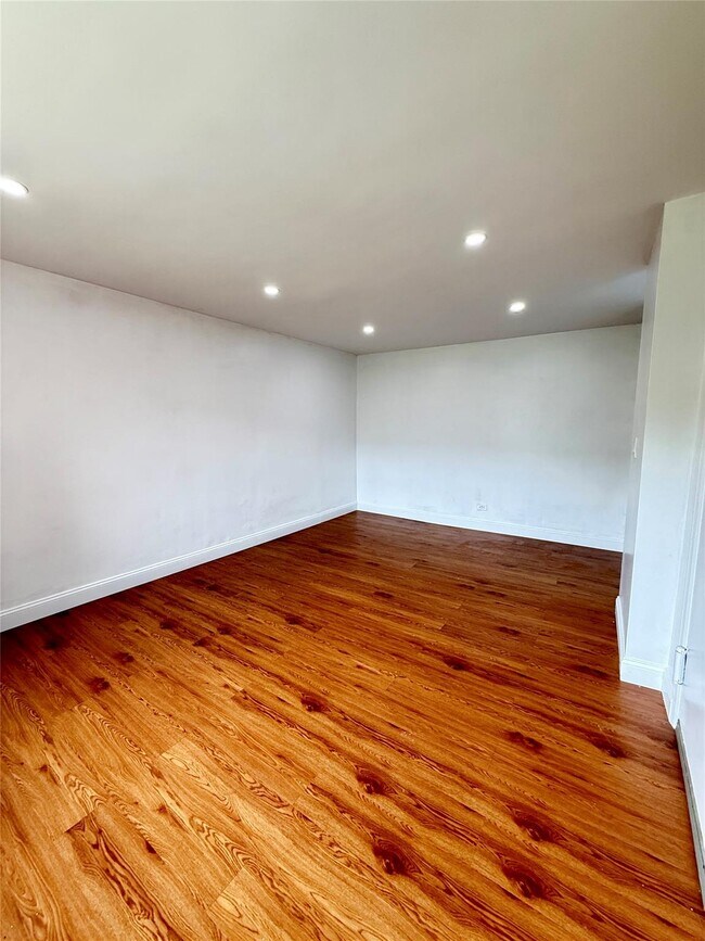 Foto del edificio - 6604 Grand Central Pkwy