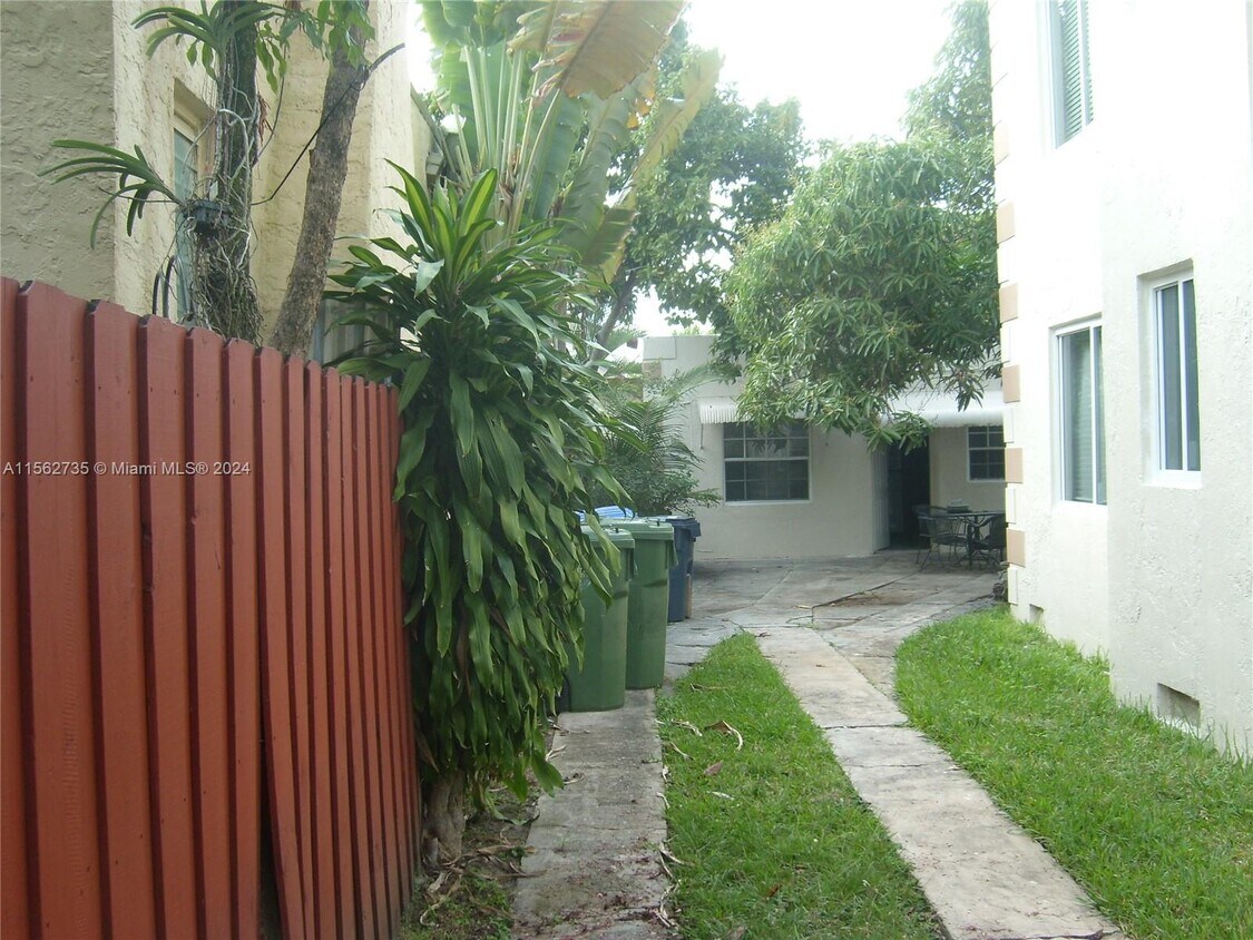 Foto principal - 6912 NE 5th Ave