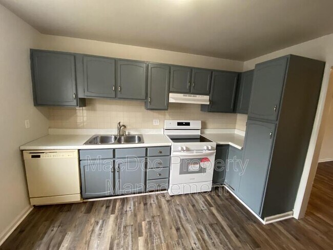 Building Photo - 412 Olde Greenwich Cir