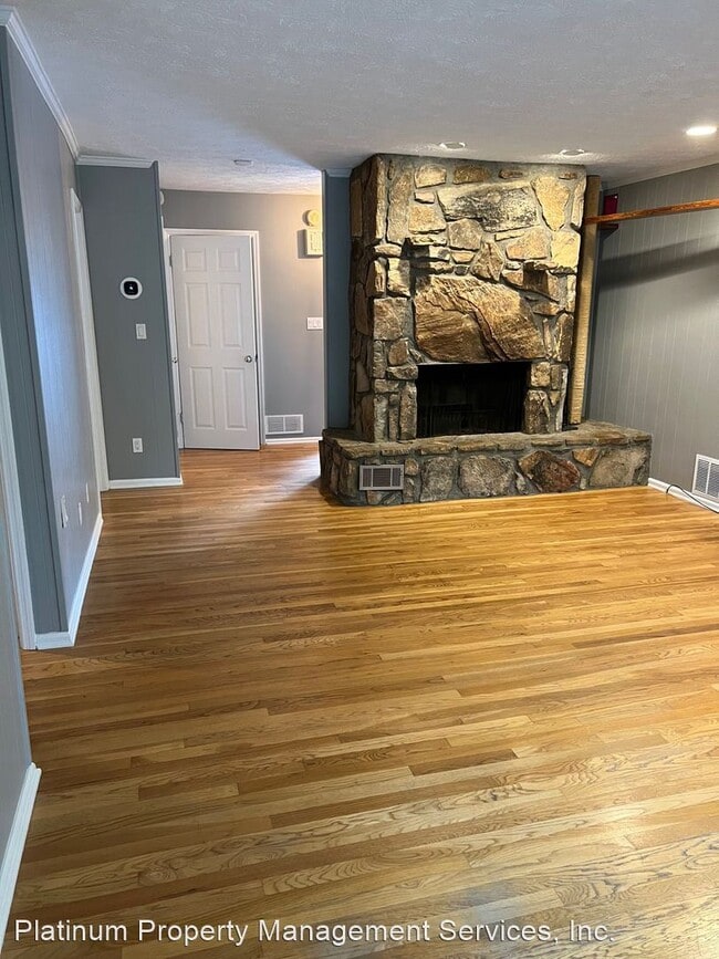 Building Photo - 3 br, 3 bath House - 1000 Martins Lake Close