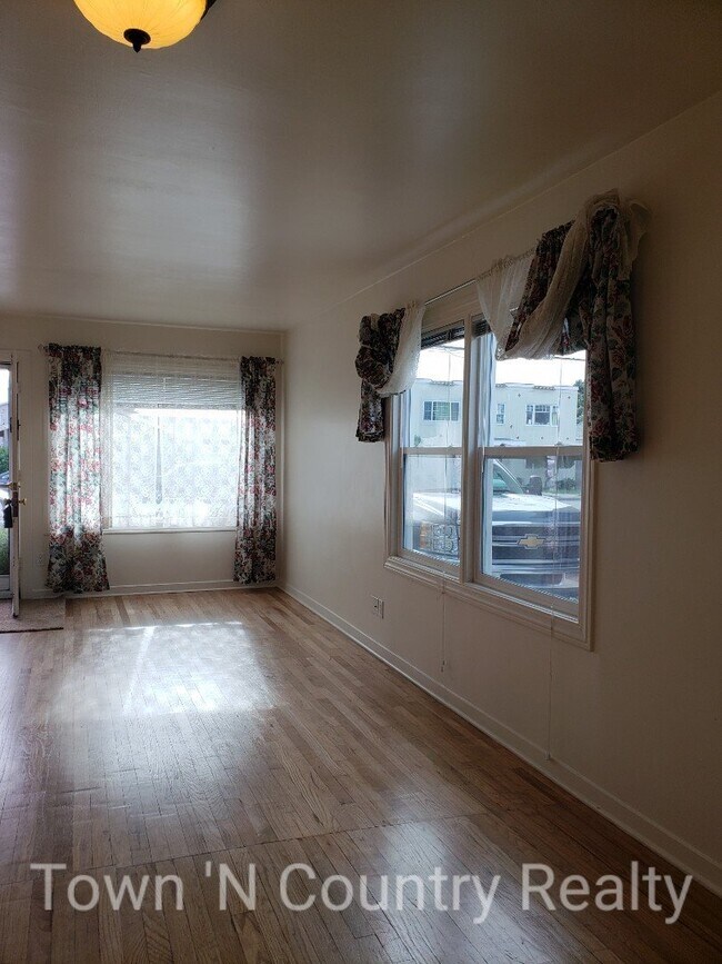 Building Photo - Charming 3 BR 1 BA On Large Lot!
