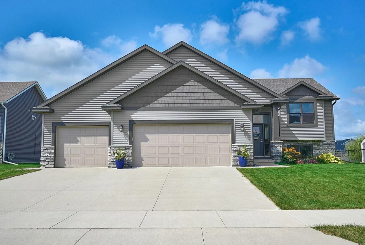 Foto principal - 5 bedrooms 3 bathrooms and a 3-car garage