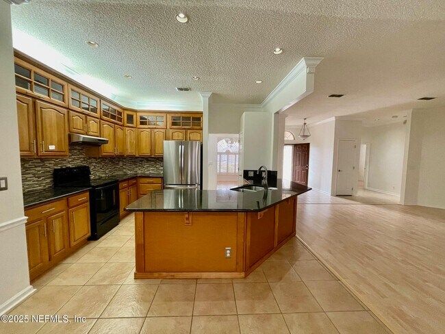 Foto del edificio - 2127 Forest Gate Dr W