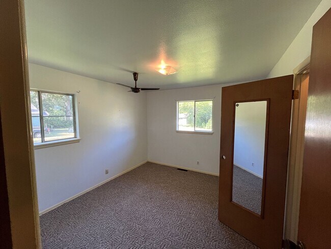 Building Photo - Spacious 4 Bed 2 Bath Home!