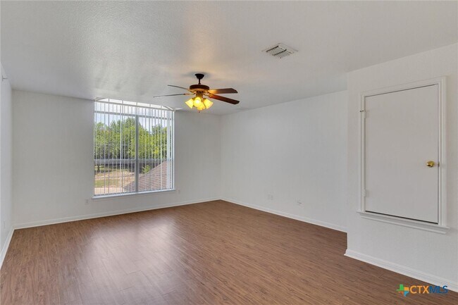 Foto del edificio - 3146 Douglas Fir Dr