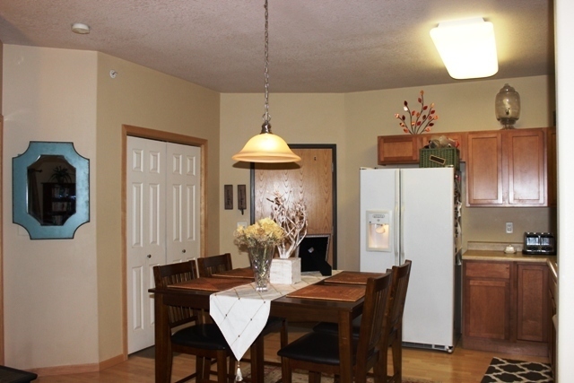 Foto del edificio - $1,350 | 3 Bedroom, 2 Bathroom Condo | Pet...