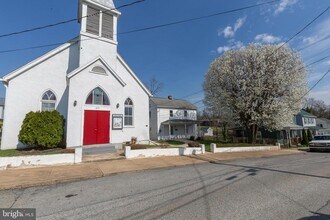 Building Photo - 413 S Lawrence St