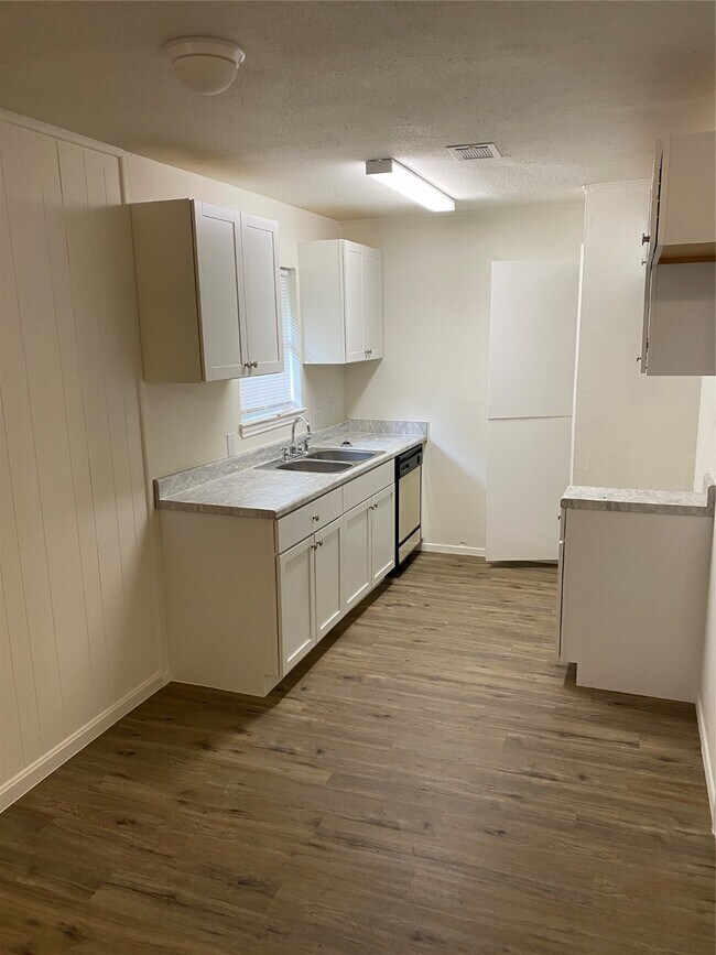 Foto del edificio - 5623 Maywood Dr