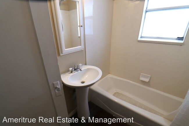 Building Photo - 2 br, 1 bath Apartment - 421 S 300 W