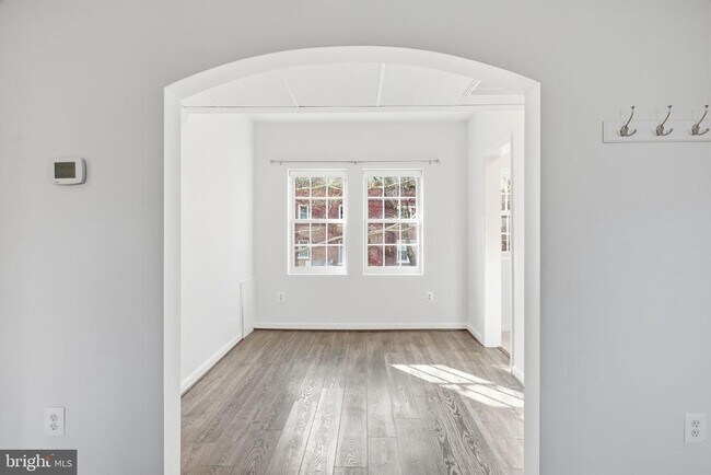 Foto del edificio - 1744 N Rhodes St