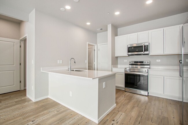 Building Photo - Stunning Townhouse in Greeley