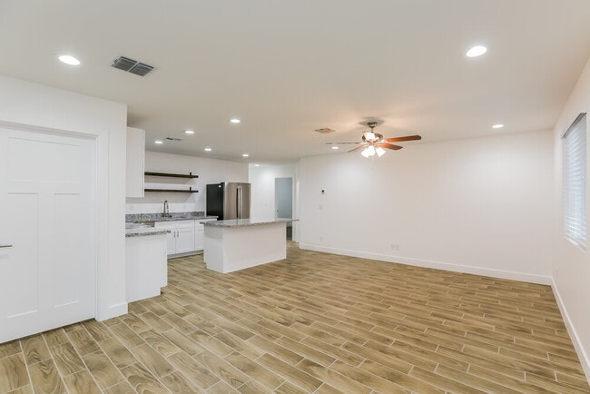 Building Photo - 5919 S 12th Ln