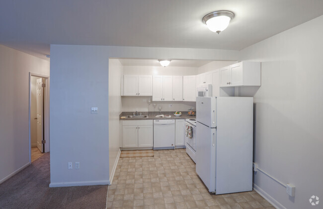 Kitchen, 2BR, 1BA, 775 Square Feet - Bradford Hall