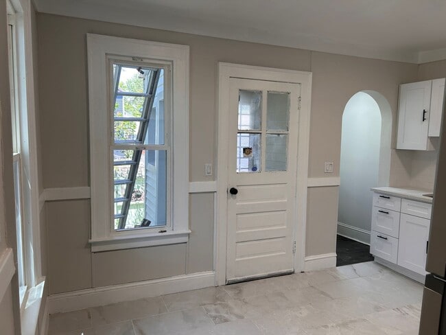 Building Photo - 22 Lilac St