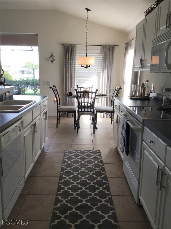 Foto del edificio - 10063 Majestic Ave