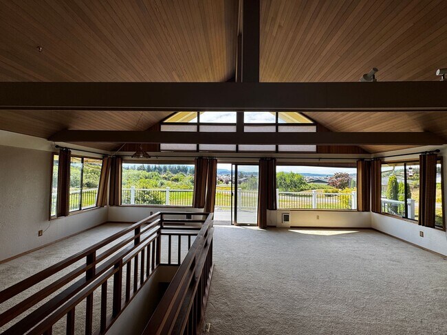Foto del edificio - Hansville Home with Water Views