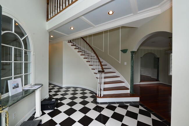 Building Photo - Quiet Cul-De-Sac, great location!