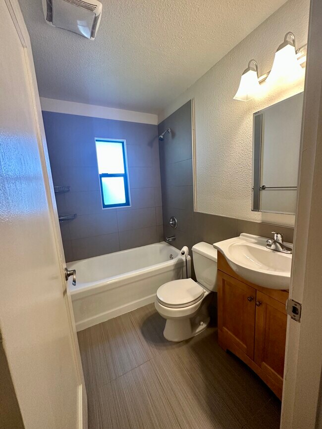 Baño del estudio - Highland Apartments