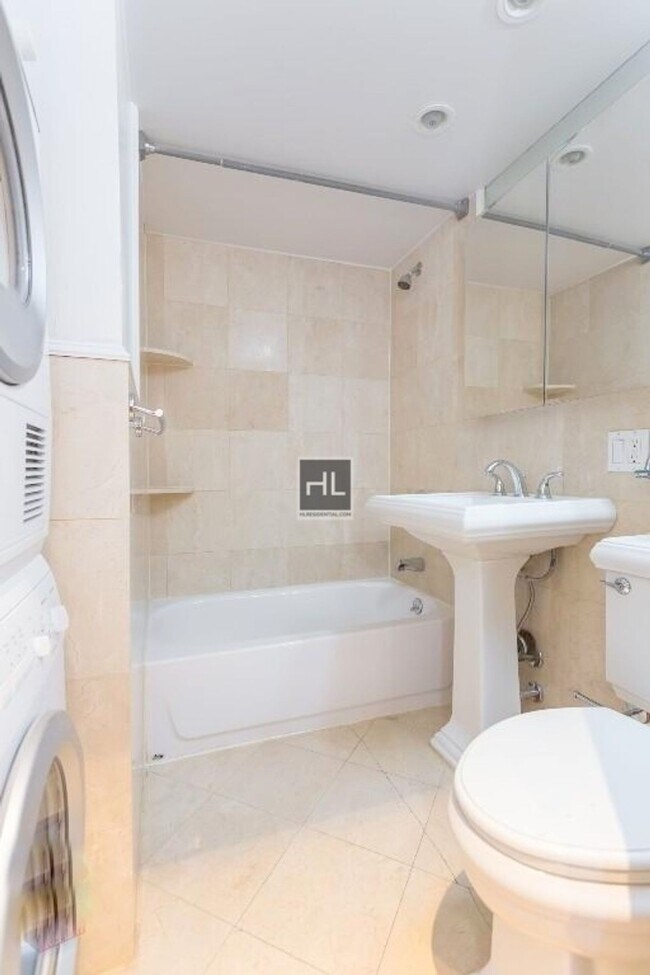 Foto del edificio - Renovated East Village 1-Bedroom with Brig...