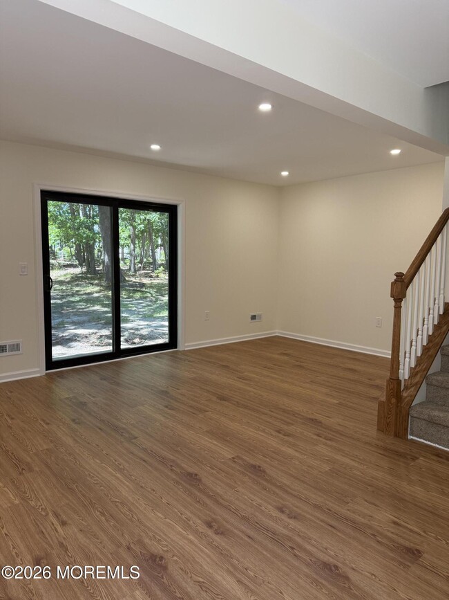 Building Photo - 5 Canary Cir