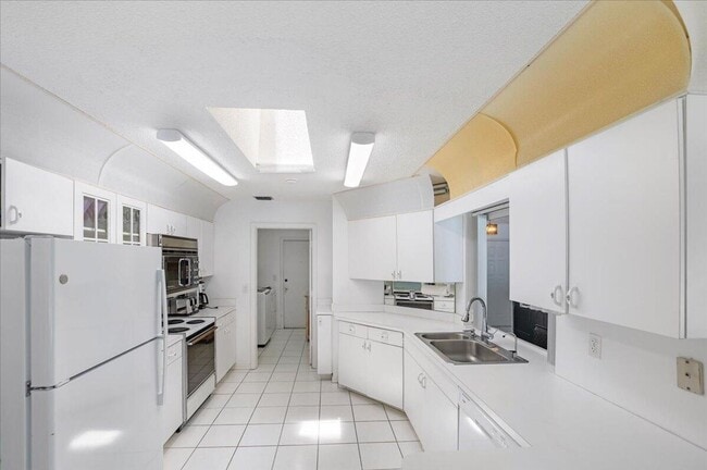 Building Photo - 901 Sandy Oaks Dr