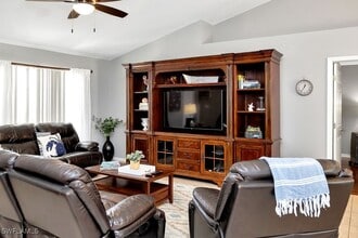 Building Photo - 1006 SW 11th Pl