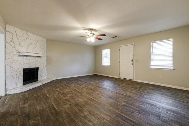 Foto del edificio - 843 Tall Deer Dr