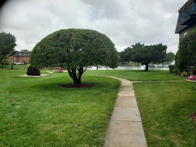 Building Photo - 9385 Bay Colony Dr