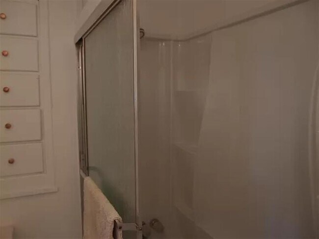 Building Photo - Newly remodeled 2 bedroom