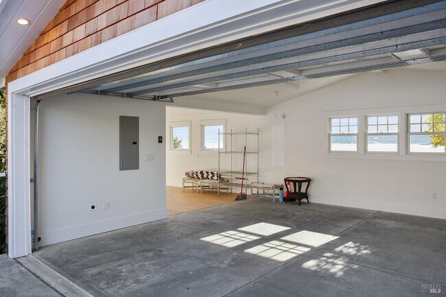 Foto del edificio - 386 Greenwood Beach Rd