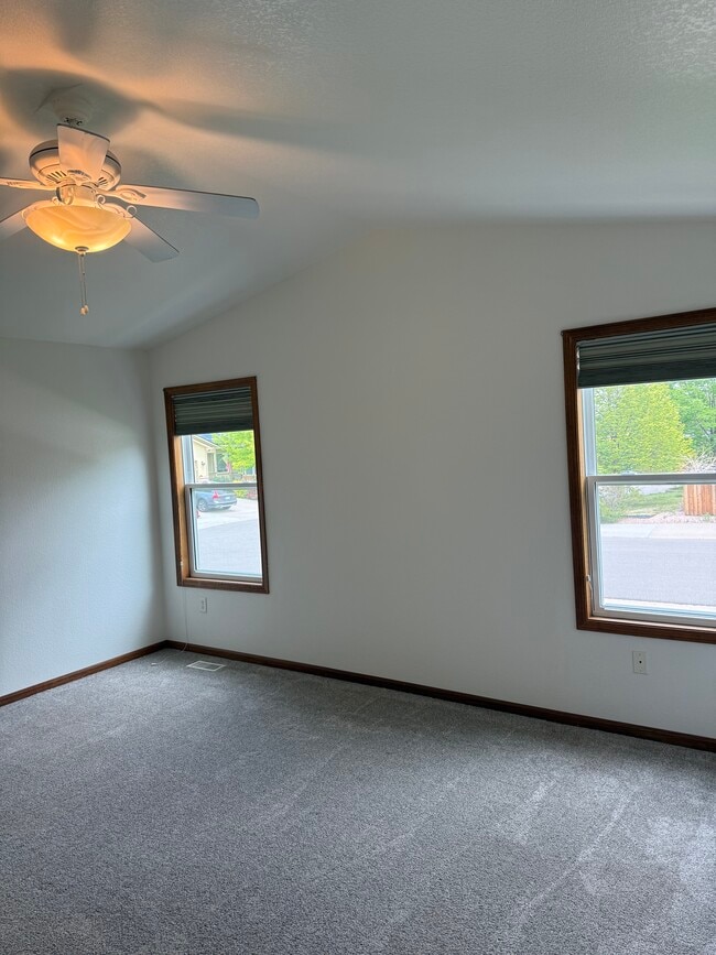 Building Photo - 3011 Ivy Dr