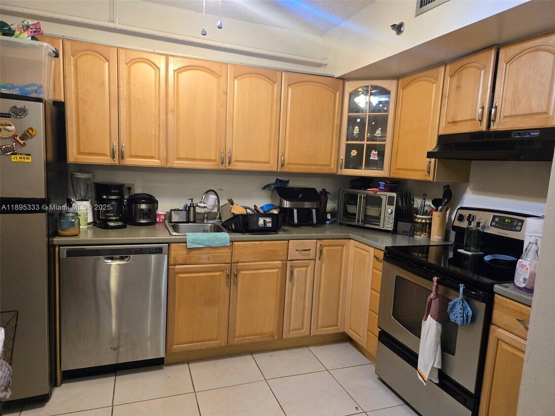 Foto principal - 901 Hillcrest Dr
