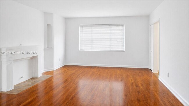 Building Photo - 2135 Bay Dr