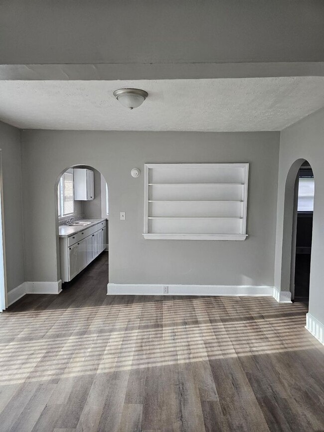 Foto del edificio - For Rent: 2 Bed 1 Bath with Fence + 1 Gar Garage + Deck!