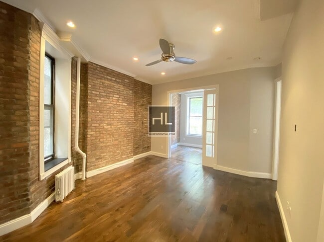 Building Photo - MOTT ST.