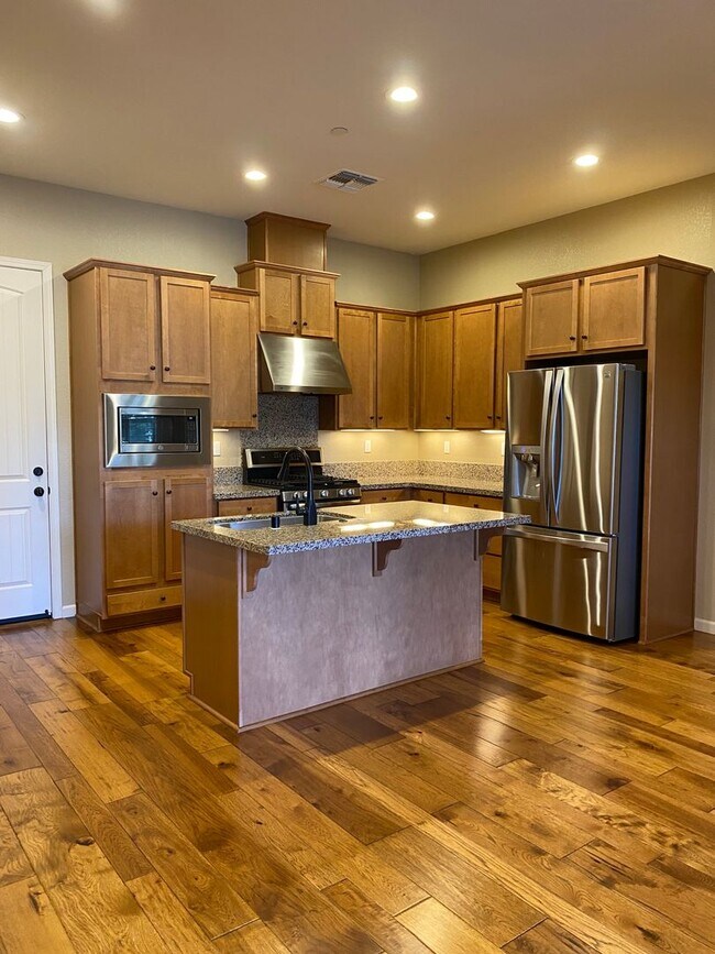 Building Photo - Livermore 3BD/2.5BA Townhouse in Great Neighborhood!