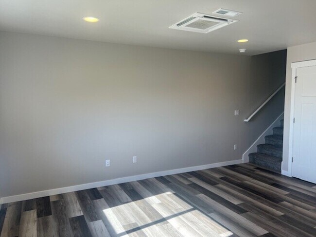 Building Photo - 610 Mead Ave