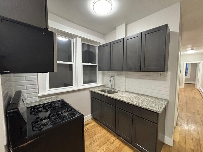 Building Photo - 407 61st St