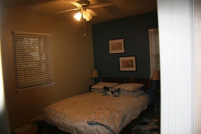Building Photo - CUTE 2 BED/2 BATH HOUSE NEAR SUNSET GOLF C...