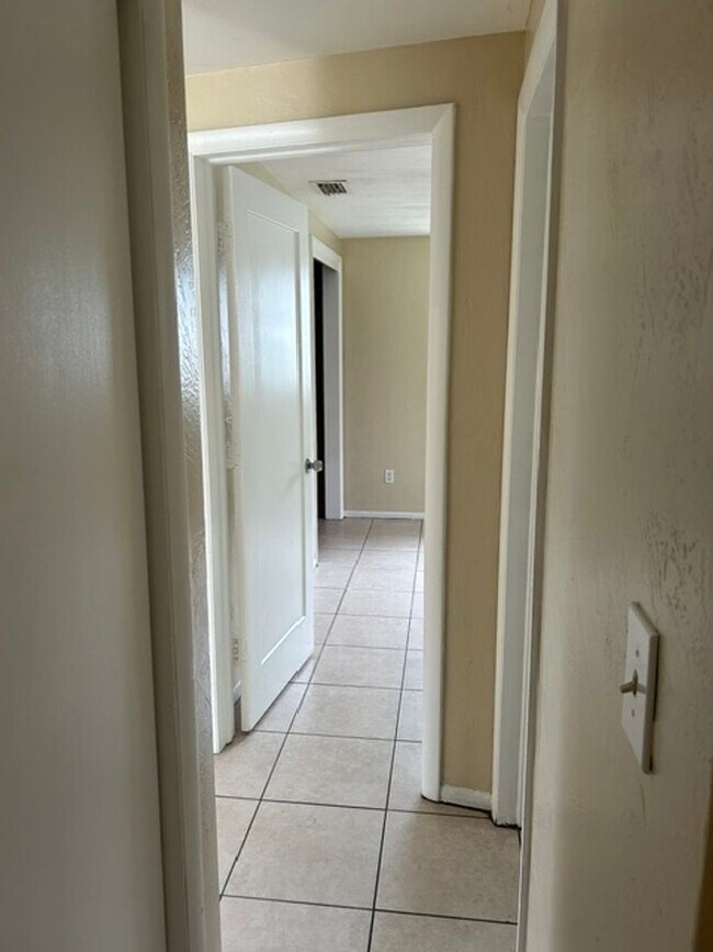 Building Photo - 2527 Cheval Dr