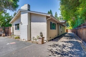 Building Photo - 67 Holbrook Ln